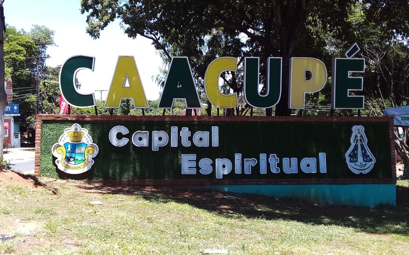 Cartel de acceso a Caacupé, Capital Espiritual, sobre la Ruta PY02