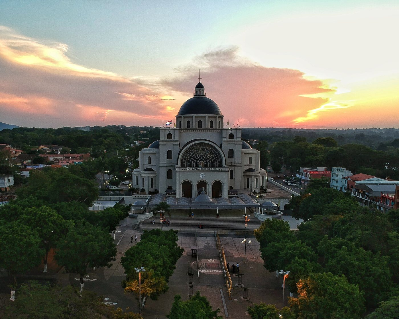 Basílica de Caacupé al atardecer, vista aérea