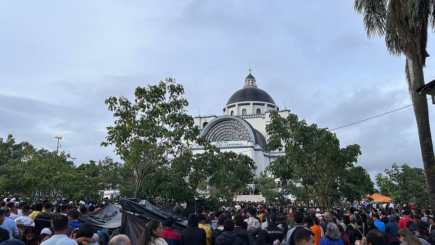 Multitud de peregrinos frente a la Basílica de Caacupé