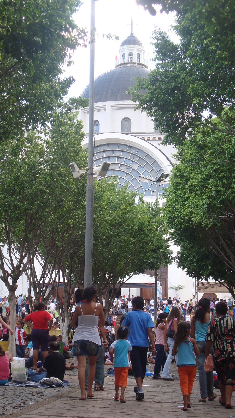 Peregrinos frente a la Basílica de Caacupé