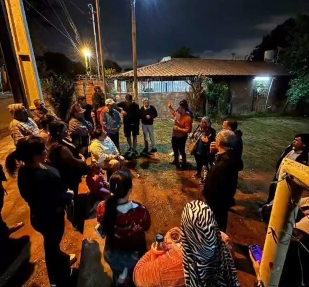 Vecinos reunidos de noche